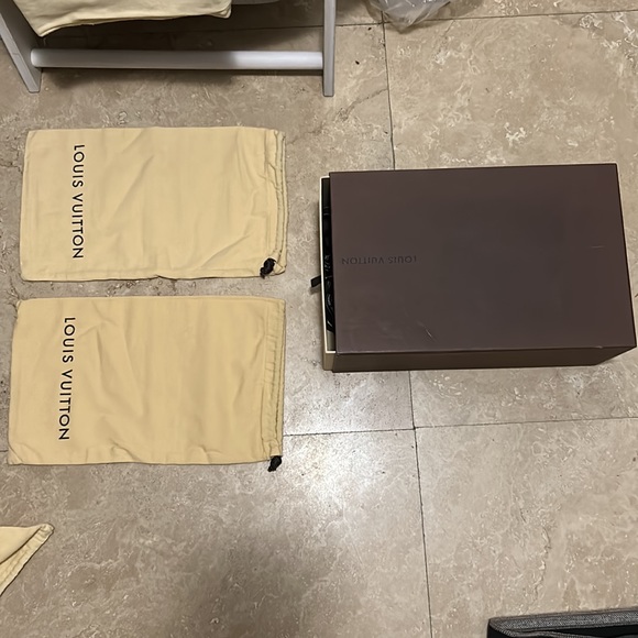 Louis Vuitton box and two drawstring Shoe dust bags - Picture 3 of 3